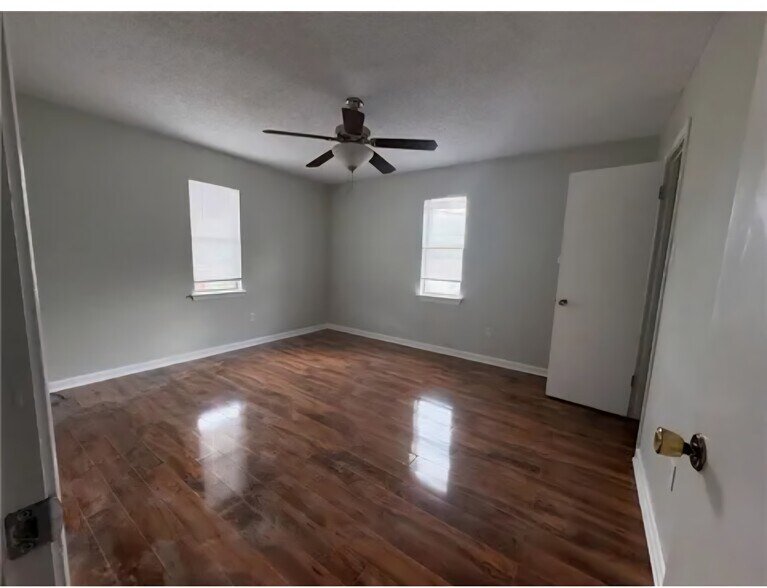 Primary Photo - 9400 Hayne Blvd