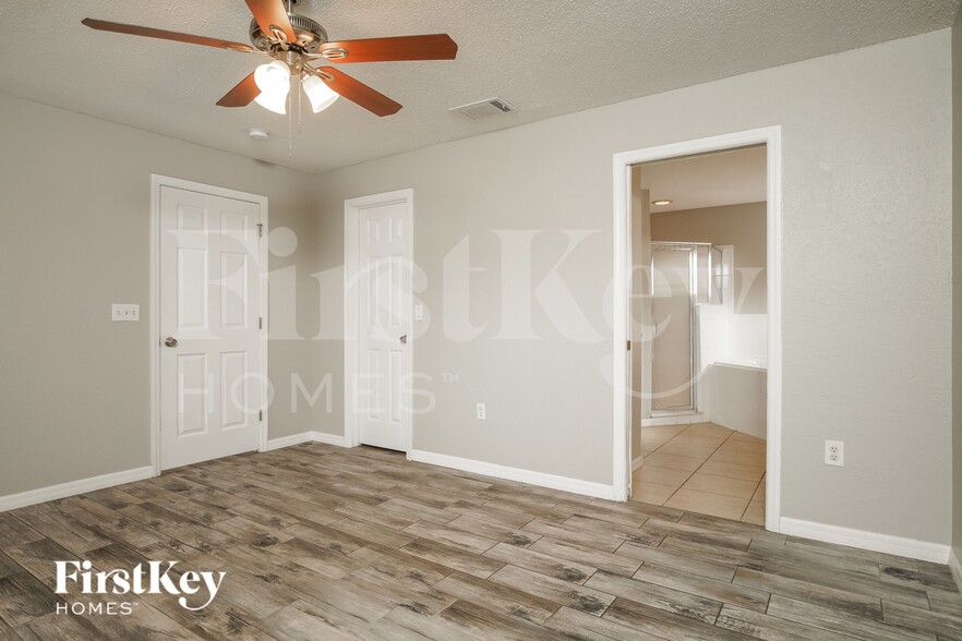 Building Photo - 835 Summer Glen Dr