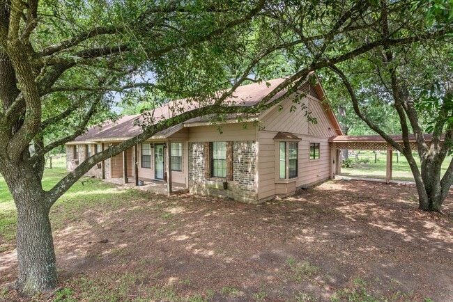 Building Photo - Extensively renovated 4bed,2bath farmhouse on 17 acres!!