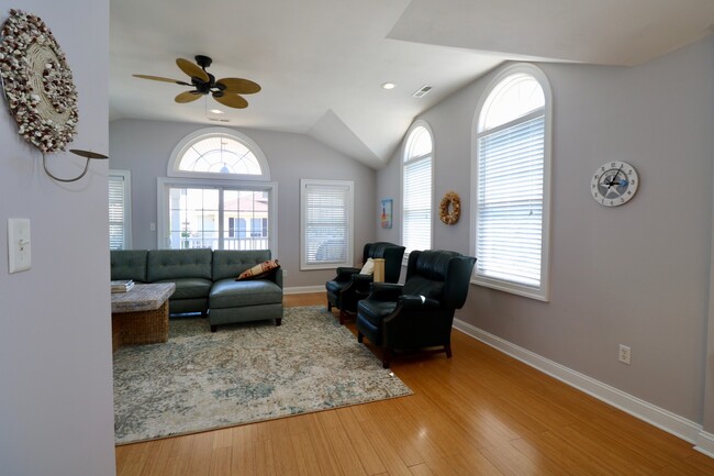 Building Photo - Beautiful Furnished 3-Story North End Seas...