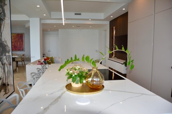 Building Photo - 848 Brickell Key Dr