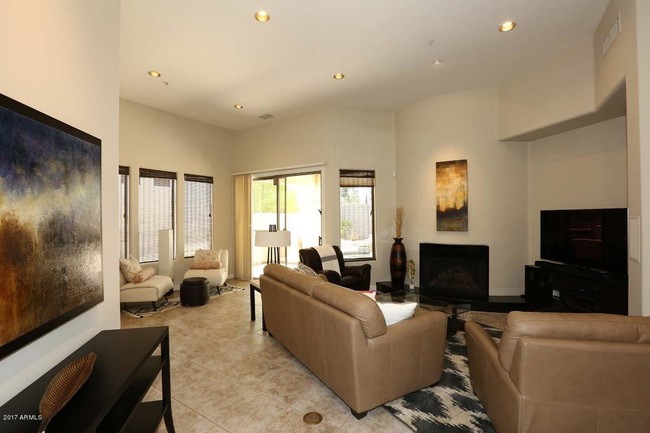 Building Photo - 7371 E Vaquero Dr