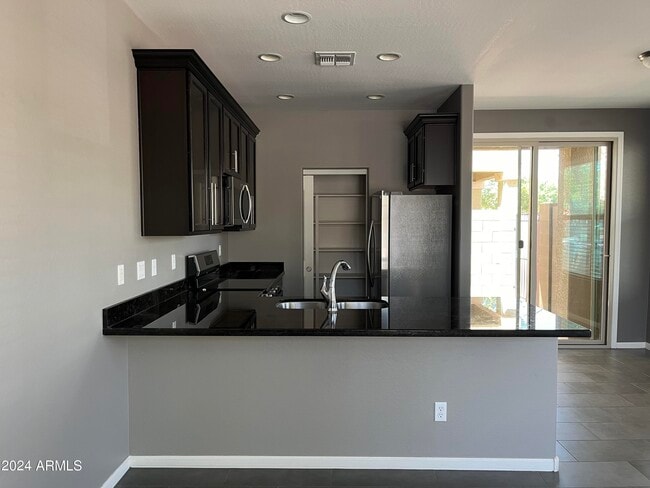 Building Photo - 1360 S Ponderosa Dr