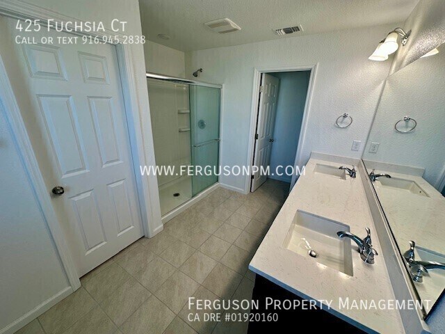 Building Photo - 425 Fuchsia Ct