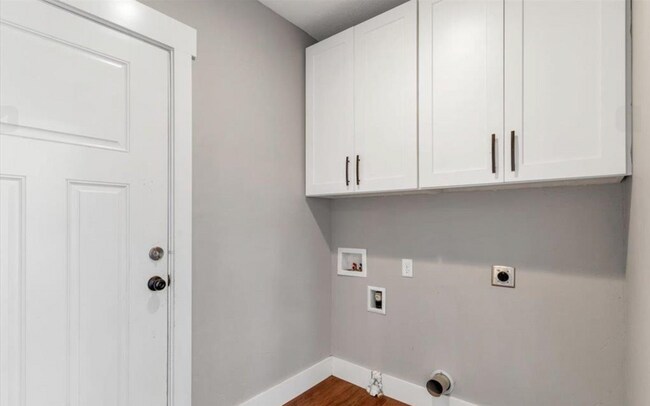 Building Photo - 3505 Lancaster Dr NE