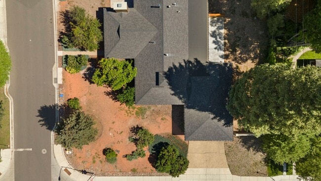 Building Photo - Reburbished 3bd/2ba, 2,275 sq ft home in C...