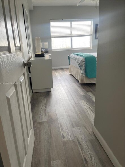 Building Photo - 400 Kings Point Dr