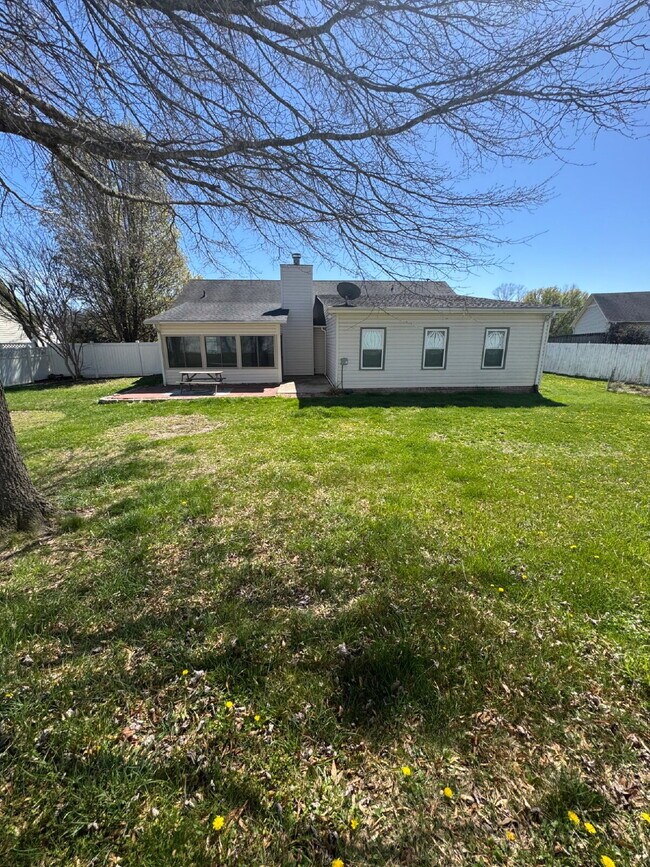 Building Photo - "Charming 3-Bedroom Retreat with Fireplace & Hardwood Floors in Fletcher, NC"