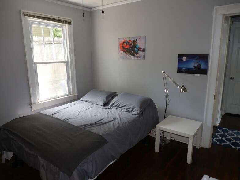 Furnished bedroom - 1065 Atlantic Dr NW