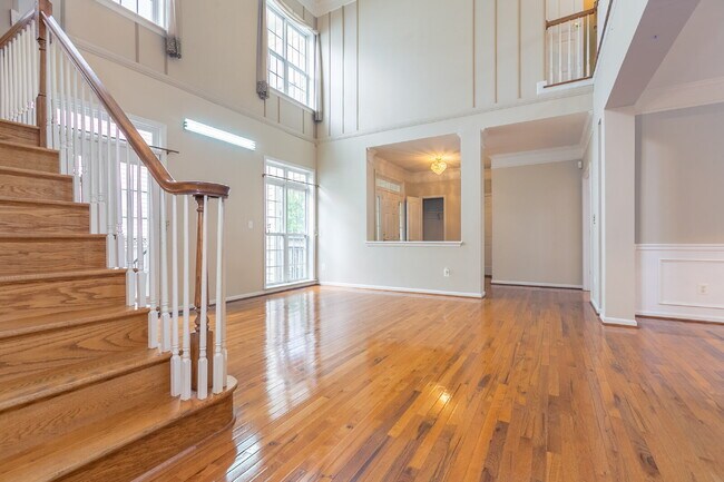 Building Photo - Spacious, Light-Filled Home in the Desirable Broadlands