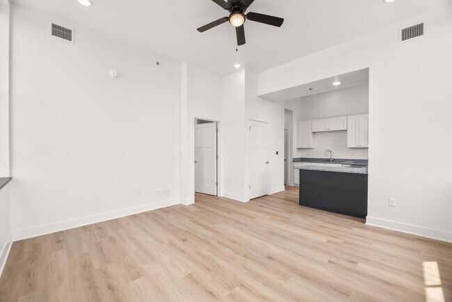 Building Photo - 301 N Mulberry St