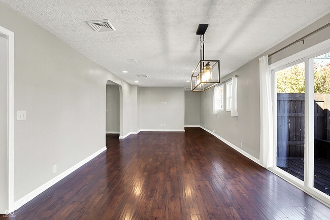 Building Photo - 301 W Pierce St