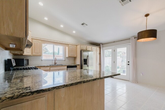 Building Photo - MOVE IN SPECIAL: $500 off the First Month ...