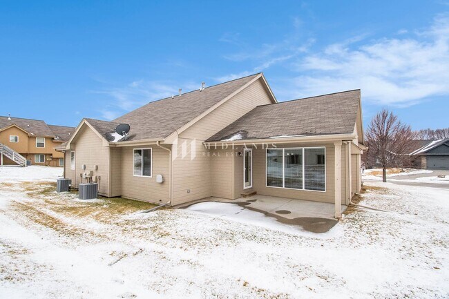 Building Photo - Luxury Duplex in Shadow View