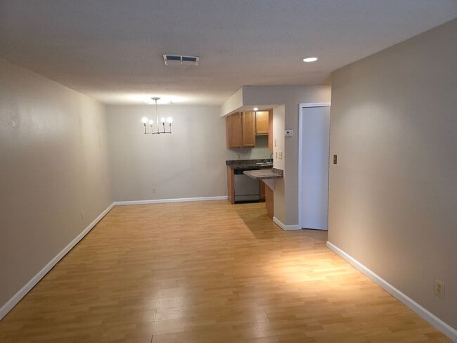 Building Photo - 1 Bed 1 Bath Near Downtown