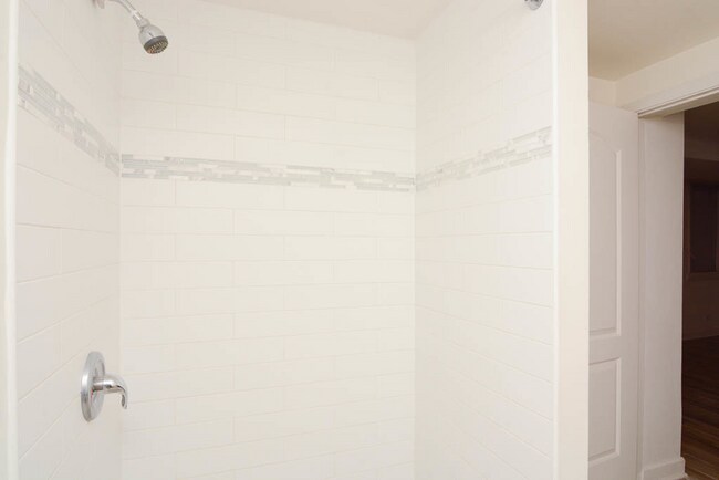 Building Photo - 1160 N La Salle Dr