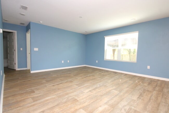 Building Photo - Spacious 5-Bedroom Home Near NAS with Move...