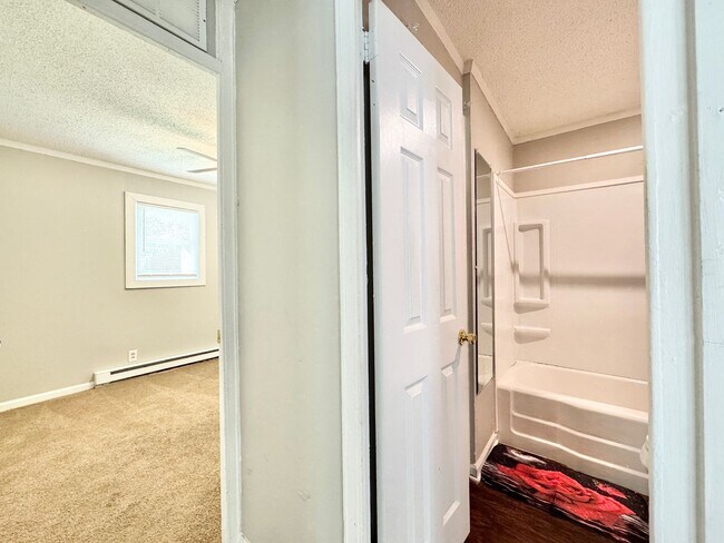 Building Photo - 2 BR House w/ Fenced Yard