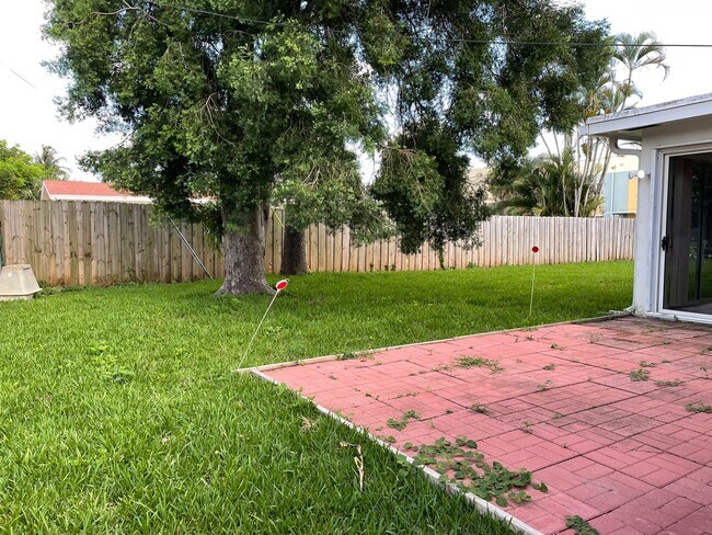 Building Photo - Easy Living in Palm Beach Gardens—Minutes ...
