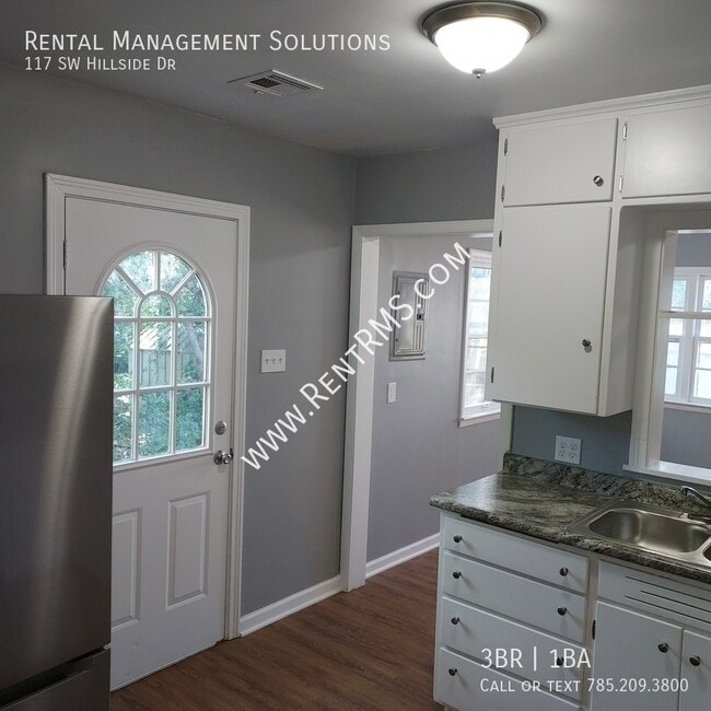 Building Photo - 117 SW Hillside Dr