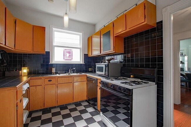 Building Photo - 108 W 10th 1/2 St