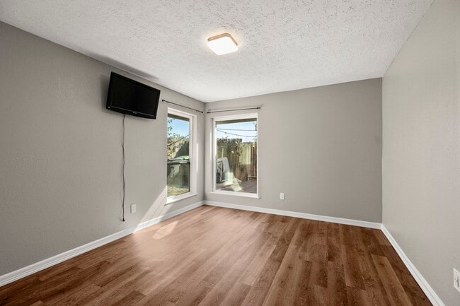 Building Photo - 8522 Scenic Green Dr