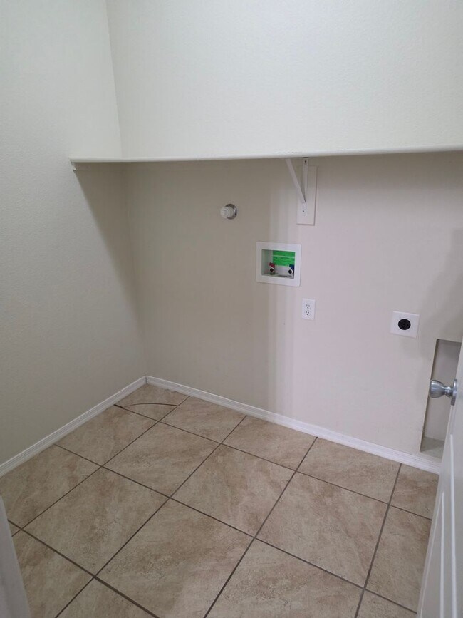Building Photo - NW 3/BD 2/BA 2/CG Single Story