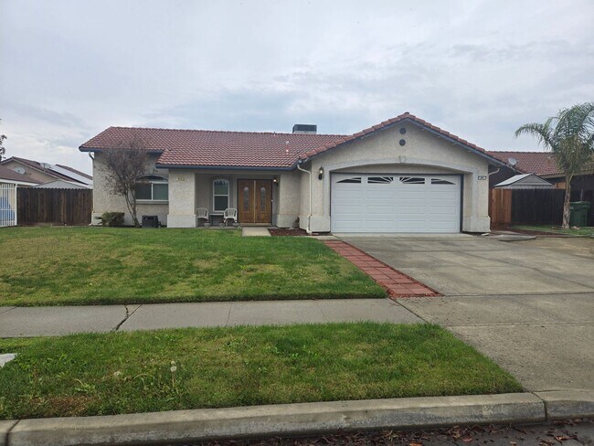 Building Photo - 3 BR 2 BA Available Now