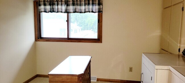 Building Photo - 41511 N Country Club Dr