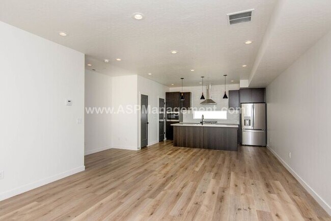 Building Photo - Salt Lake- High-End  3 bed, 3.5 bath Condo