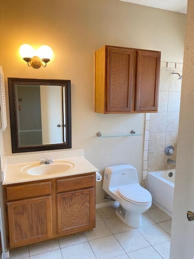 Building Photo - COMING SOON! Stoneridge Duplex Well-Maintained 3 Bedroom