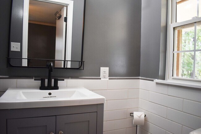 Building Photo - Great home in quiet setting
