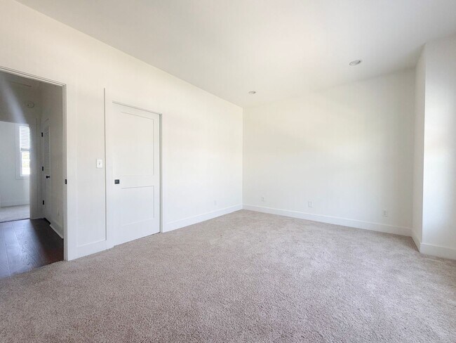 Building Photo - 3-Bedroom Townhome with Pool Access Near Downtown Cookeville
