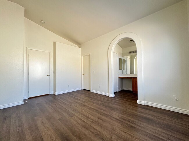 Building Photo - Decatur & Blue Diamond