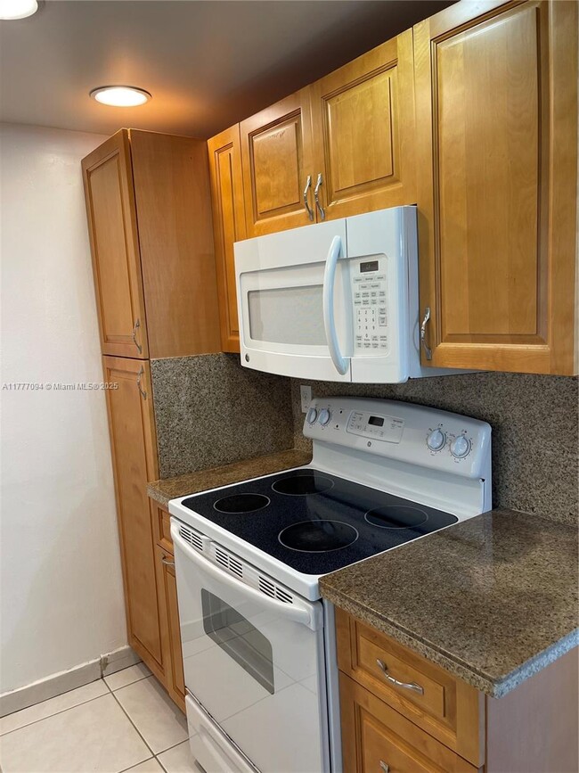 Building Photo - 10820 N Kendall Dr