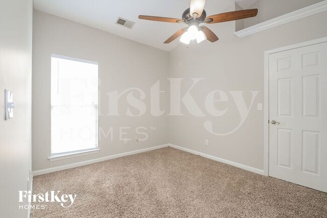 Building Photo - 4872 Longmeadow Dr