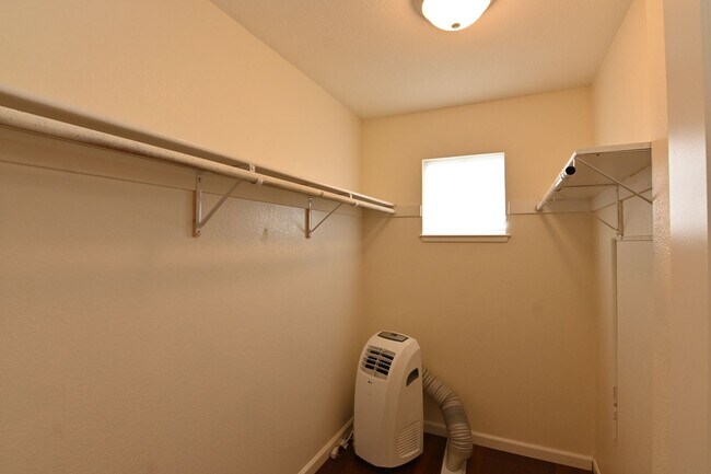 Building Photo - 930 Alexis Ct