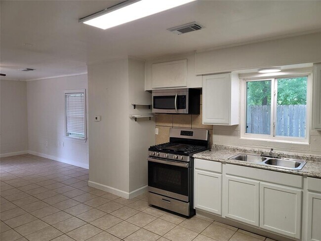 Building Photo - 904 Chote Ave