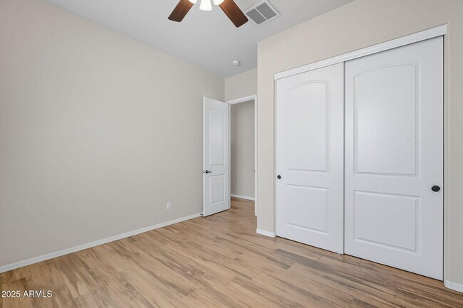 Building Photo - 1545 E Kings Ct