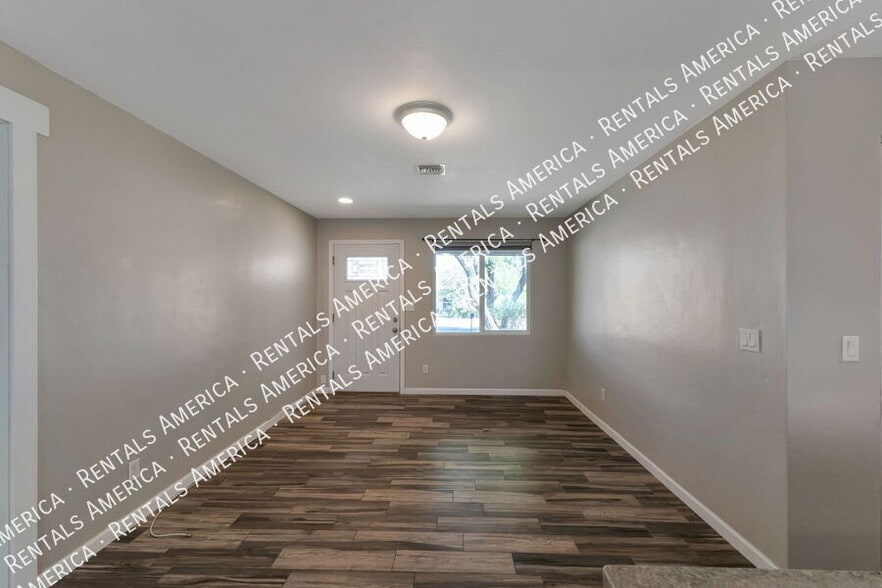 Building Photo - 2558 E Alta Vista St