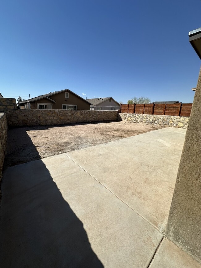 Building Photo - "Charming 3-Bedroom Oasis with 2 Full Bath...
