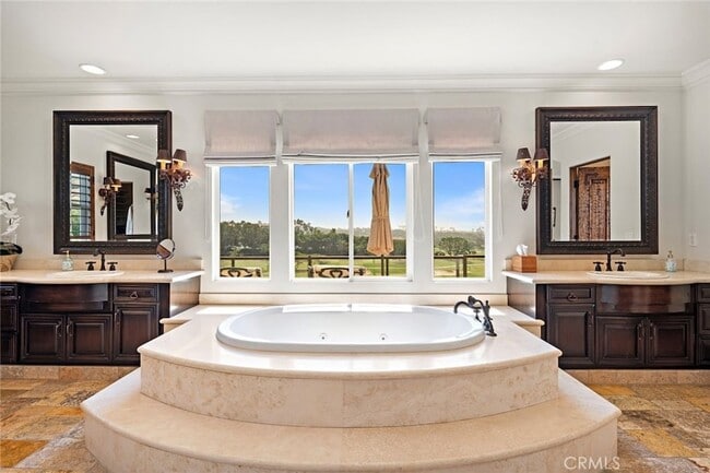 Building Photo - 5 Via Monarca St