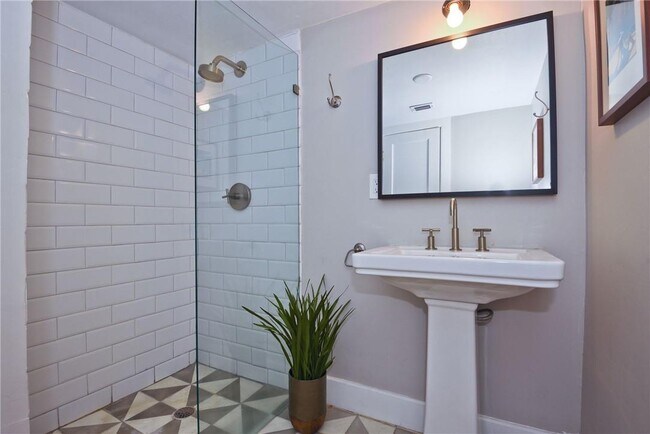 Building Photo - 4 S Gordon Rd