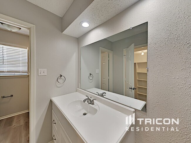 Building Photo - 2908 S Meadow Dr