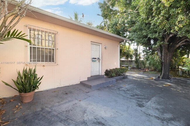 Building Photo - 101 SW 24th Ave