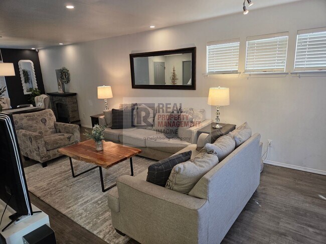 Building Photo - Check Out This Adorable 2.0 bedroom, 2.5 b...