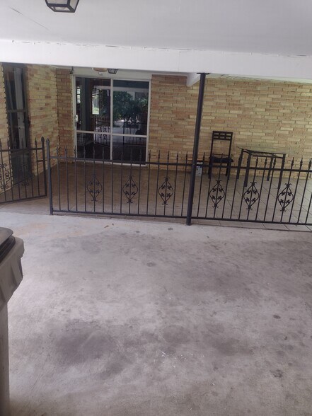 Building Photo - 1620 Landry Dr