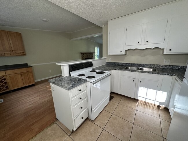 Building Photo - NOW AVAILABLE! Great 3 bedroom 2 bath ranch home!