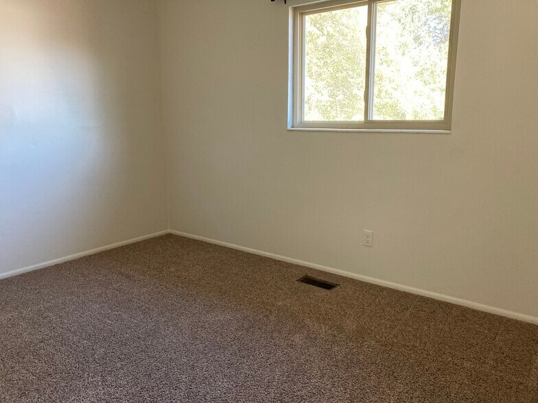Building Photo - 2377 S 400 W