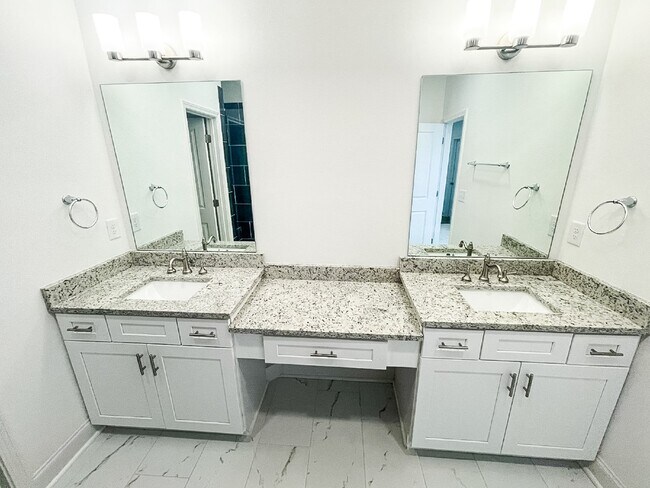Building Photo - Pet Friendly End Unit Townhome